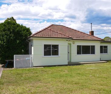 Charming Refurbished Cottage in The Heart of Allambie - Photo 2