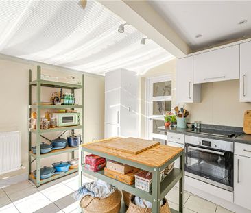 A light and spacious Victorian mid terrace house located on a sough... - Photo 6