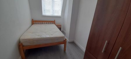3 bedroom flat to rent - Photo 4