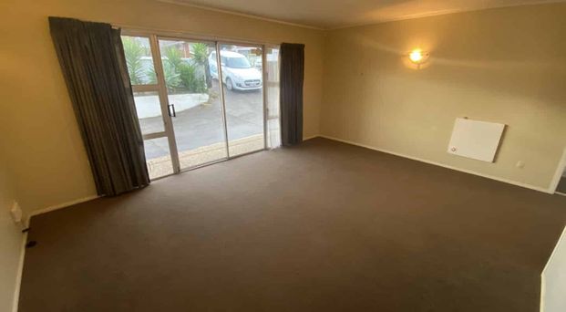 Stunning Home in Bucklands Beach!! - Photo 1