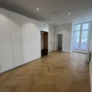 Großzügige und moderne 4-Zimmer-Altbauwohnung mit hofseitigem Balkon zu mieten in 1010 Wien - Photo 3