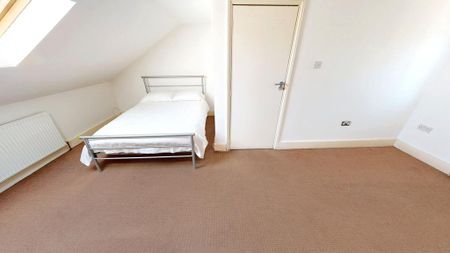 1 bedroom in a house share to rent - Photo 3