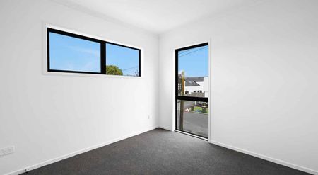 Freshly Renovated in Hamilton East - Photo 5