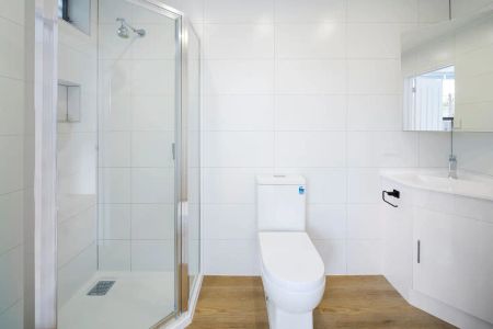 “1960s Scale, Contemporary Style” - Photo 4