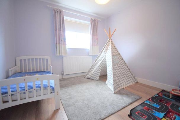 4 bedroom House in Mercury Avenue, Wokingham - Photo 1