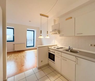 Direkt am Marktplatz! 1 Zimmer Apartment mit Einbauküche und Balkon! - Photo 4