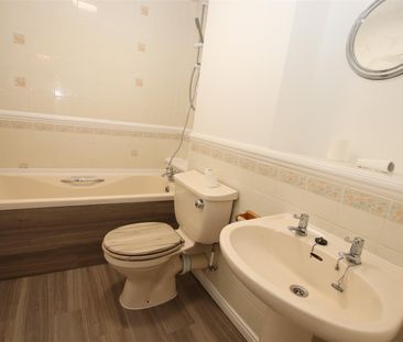 2 bedroom Flat to let - Photo 5