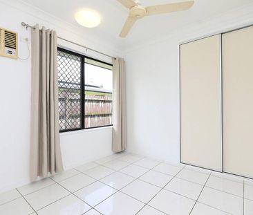 Air Conditioned - Fully Tiled - Two Living Areas - New Curtains - 1... - Photo 1