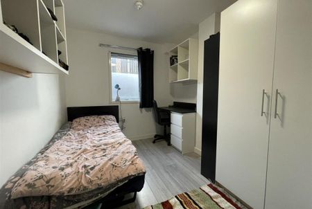 3 bedroom flat to rent - Photo 4