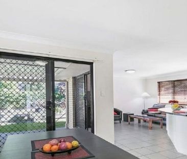 Low Set Family Home in Wynnum&excl; - Photo 4