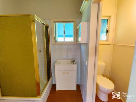 A rare find beachside cottage in Moonee - Photo 5
