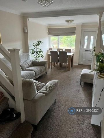 4 bedroom semi-detached house to rent - Photo 5