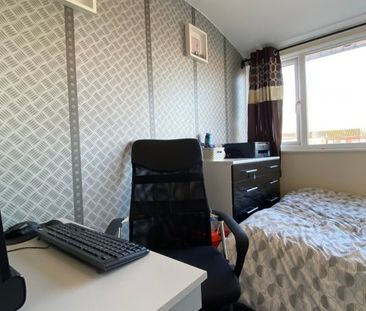 Roughmoor Crescent, Taunton, Somerset - Photo 4