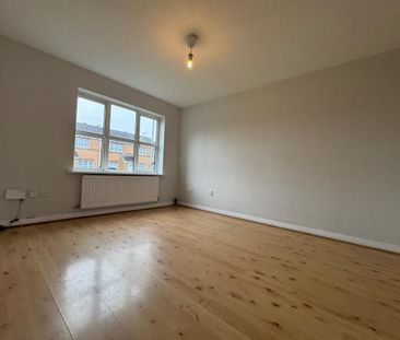 3 bedroom end of terrace house to rent - Photo 3