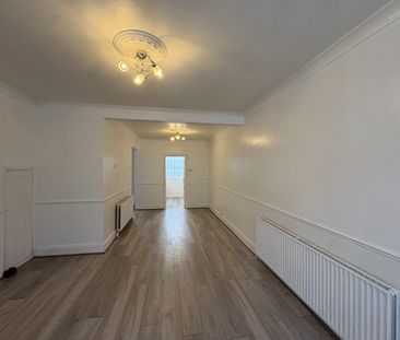 3 Bed Terraced House, Gresham Road, E16 - Photo 3