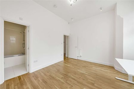Stylish 4 bedroom duplex apartment, in a sought after location with a private garden. - Photo 2