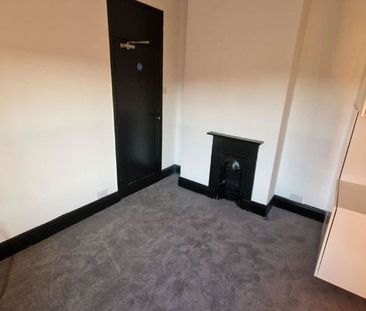 Stunning Student House Room 2 - Photo 3