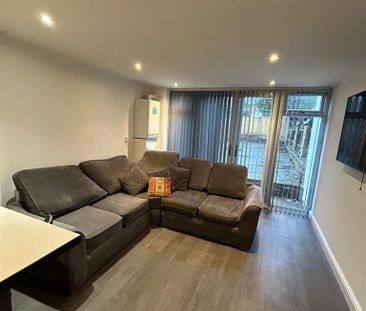 1 bedroom in a house share to rent - Photo 2