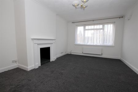 2 bedroom Maisonette to let - Photo 4