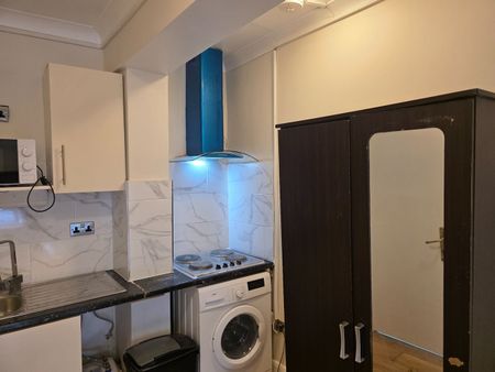 Studio Flat, Fleetwood Road, NW10 - Photo 2