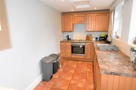 3 bedroom semi-detached house to rent - Photo 3