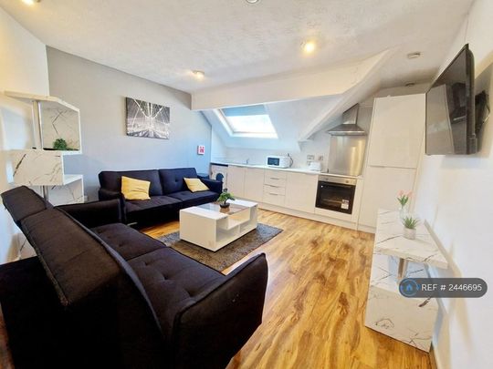 4 bedroom flat to rent - Photo 1