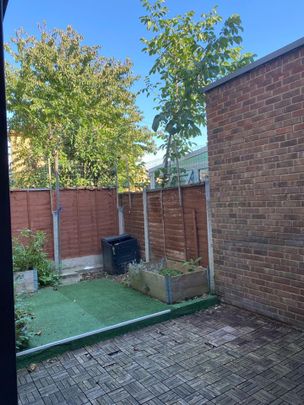 2 Bed Flat, Henniker Gardens, E6 - Photo 1