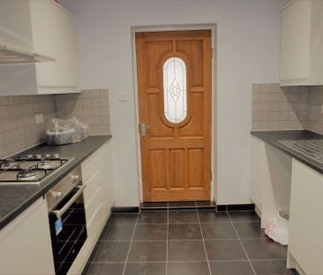 3 bedroom House in Eden Mount, Leeds - Photo 2