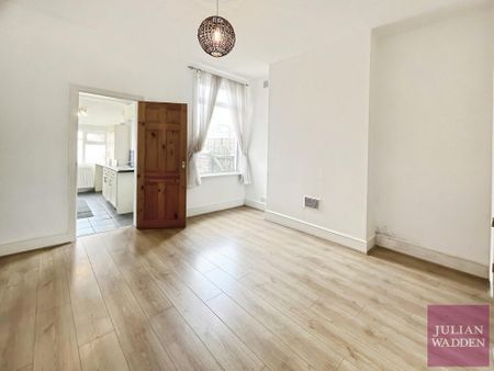 2 bedroom end of terrace house to rent - Photo 4