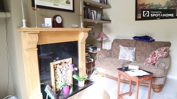 Room in a shared 5-bedroom flat for rent in Rathfarnham - Photo 1