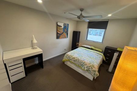 Fully Furnished Apartment in an Ideal City Location – Car Park Included - Photo 2