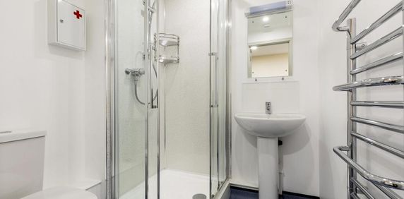 1 bedroom in a house share to rent - Photo 2