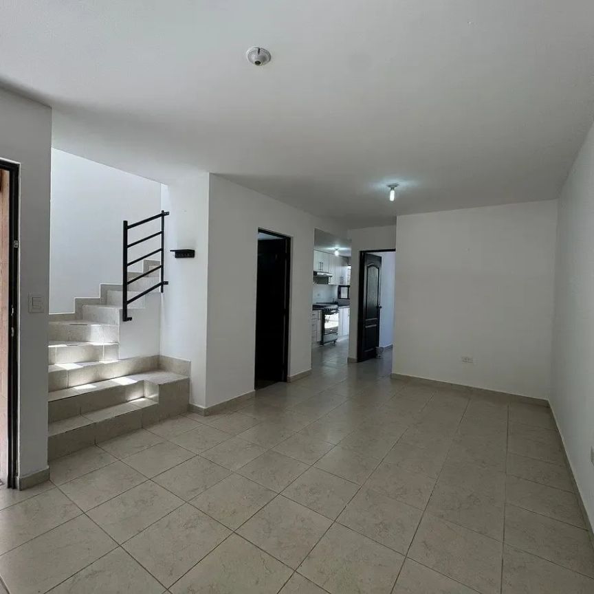 Casa En Renta De 3 Recámaras, Una Recámara En Planta Baja, Zona Sonterra - Photo 1