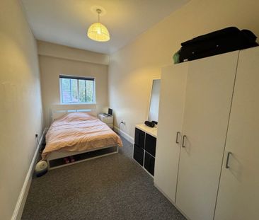 2 Bedroom Flat / Apartment - Portsmouth Road, Southampton - Photo 2