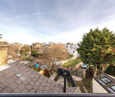 A beautifully presented four bedroom family period house in Wimbledon Town. - Photo 1