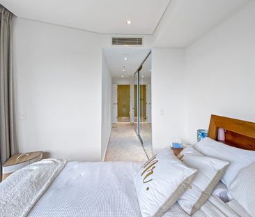 Spacious and sun filled apartment with easy access to all conveniences - Photo 4