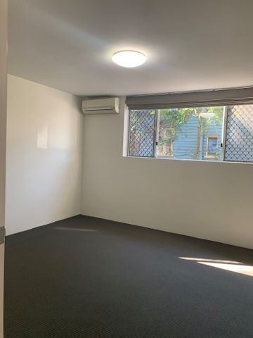 Spacious Coorparoo Unit with Air Conditioning - Photo 2