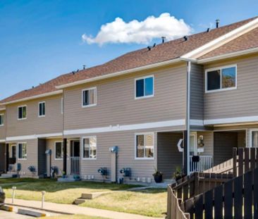 - 3 Bedroom at Huntington Court Coach Homes - Photo 2