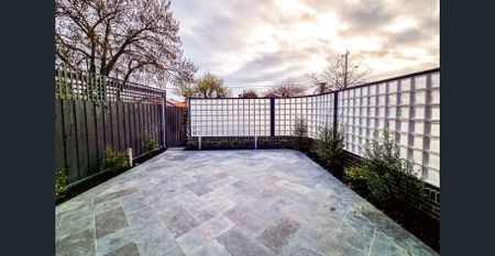 Modern & Newish Art Deco Bayside Beauty - Photo 3