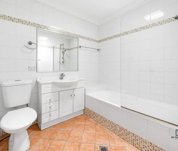 SPACIOUS TOWNHOUSE IN PRIME LOCATION! - Photo 5