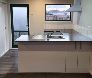 Tidy 2-Bedroom with Deck & Garden Ã¢ÂÂ Great Location!! - Photo 4