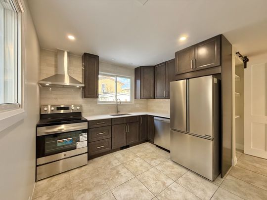 For Lease - 973 Eiffel Avenue, Mooneys Bay - Carleton Heights and Area, Ontario - Photo 1