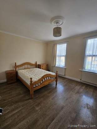 3 bedroom property to rent in London - Photo 2