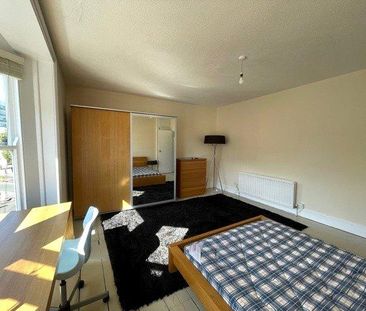3 bedroom flat to rent - Photo 4