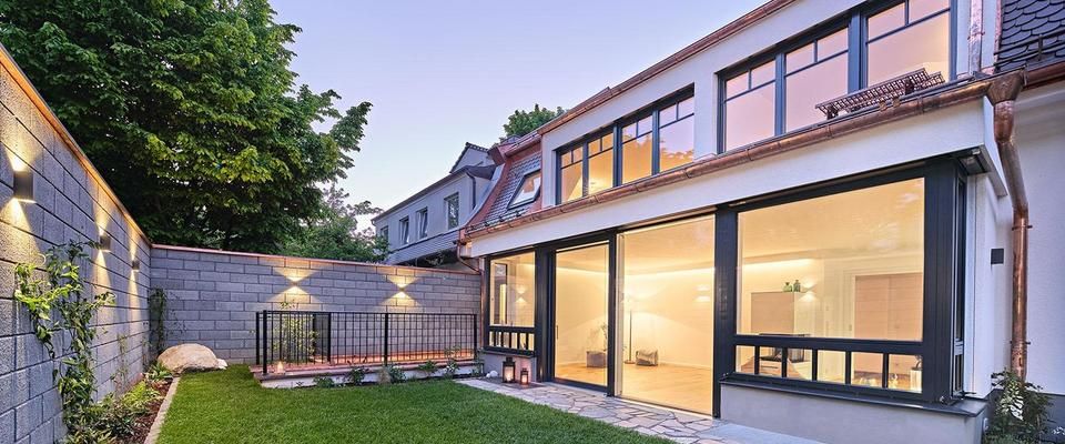 Moderne extravagante Wohnung auf zwei Ebenen mit Atriumgarten - Photo 1