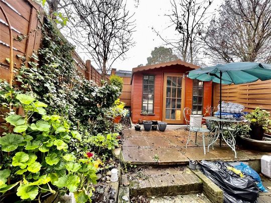 Studio to rent - Photo 1