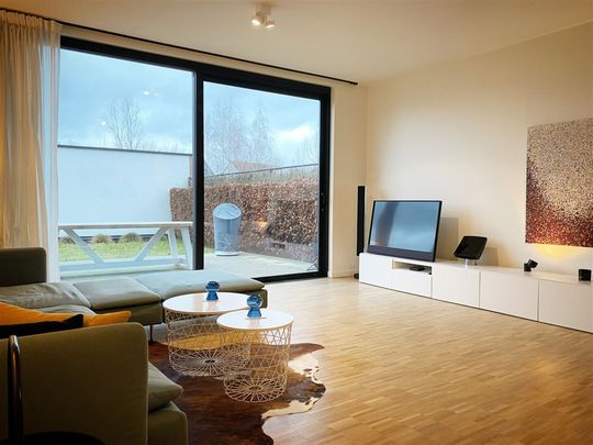 Aangenaam kwalitatief APPARTEMENT (gelijkvloers) met 2 slpks, tuintje/terras, ruime garage (tot 2 wagens) en kelderberging - Foto 1