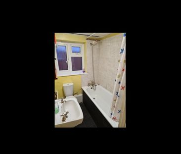 Room in a Shared Flat, Alnwick Road, SE12 - Photo 1