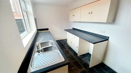 2 bedroom terraced house to rent - Photo 4