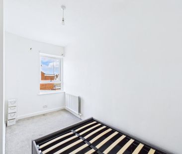 2 bedroom end of terrace house to rent - Photo 4